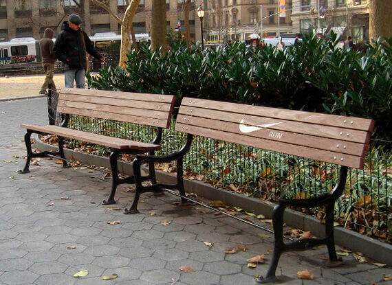 Publicité Nike montrant un banc sans assise